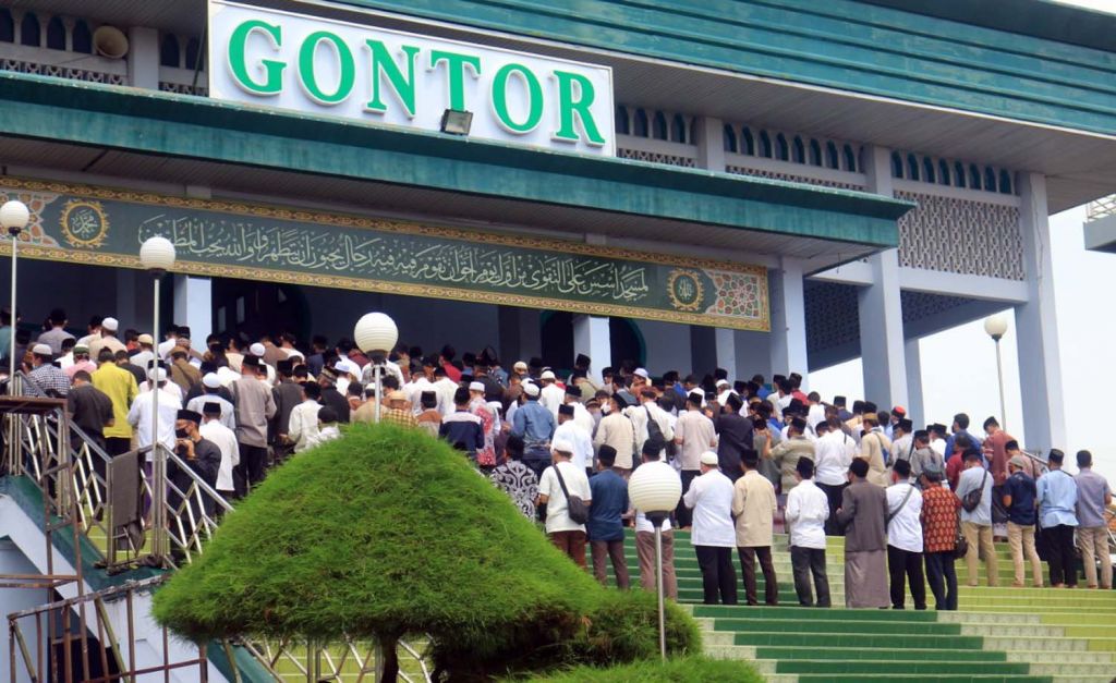 Ribuan santri melaksanakan salat jenazah di Masjid Ponpes Gontor Ponorogo