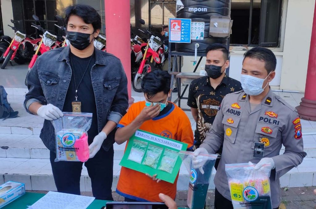 Pecatan sales HP yang menjadi kurir narkoba diamankan di Mapolrestabes Surabaya