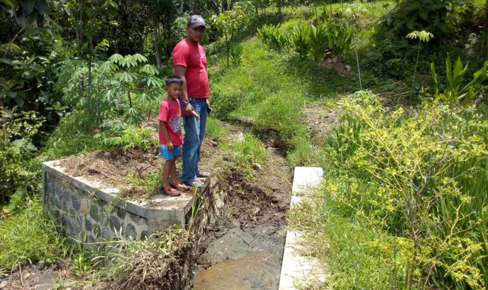 Warga di Ponorogo melihat saluran irigasi yang buntu akibat limbah pasir