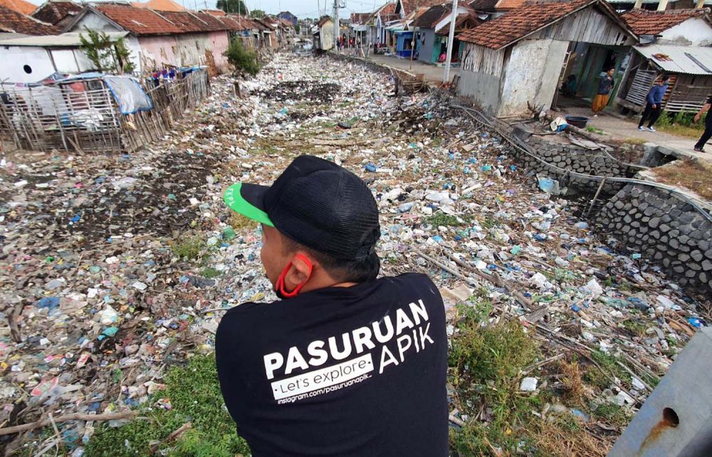 Tumpukan sampah di sungai Desa Tambak Lekok, Kecamatan Lekok, Kabupaten Pasuruan