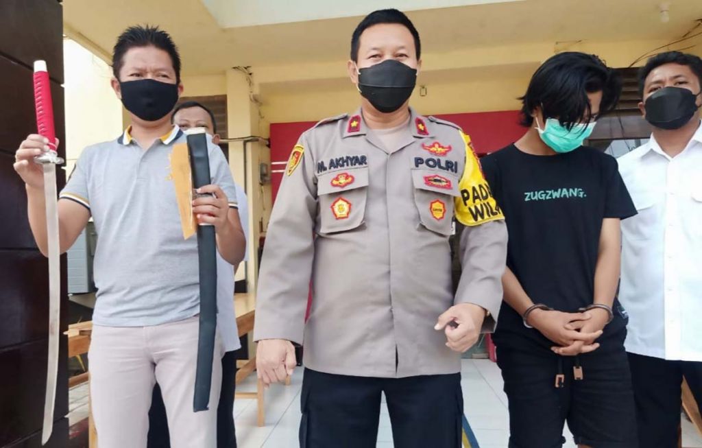 Remaja pembawa samurai diamankan di Mapolsek Tambaksari, Surabaya