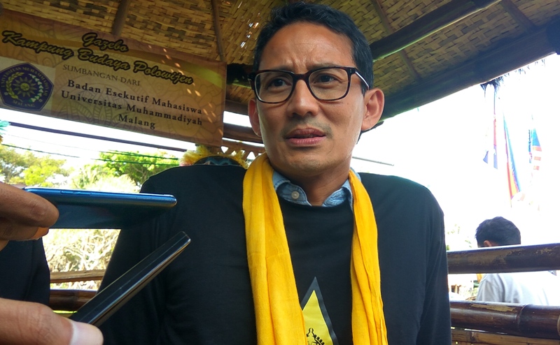 Cawapres Sandiaga Uno saat menjenguk kades yang mencegatnya