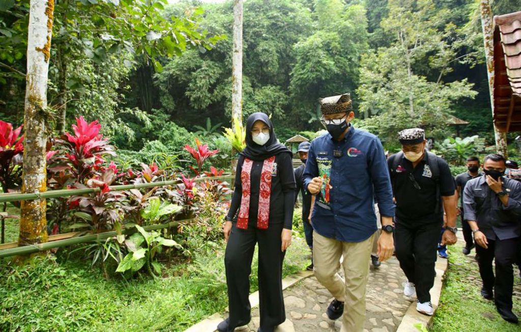 Menparekraf Sandiaga Uno didampingi Bupati Ipuk mengunjungi berbagai destinasi wisata di Desa Tamansari, Kecamatan Licin