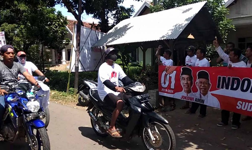 Massa pendukung Jokowi-Ma'ruf Amin menyambut Sandiaga Uno dan rombongan di Banyuwangi