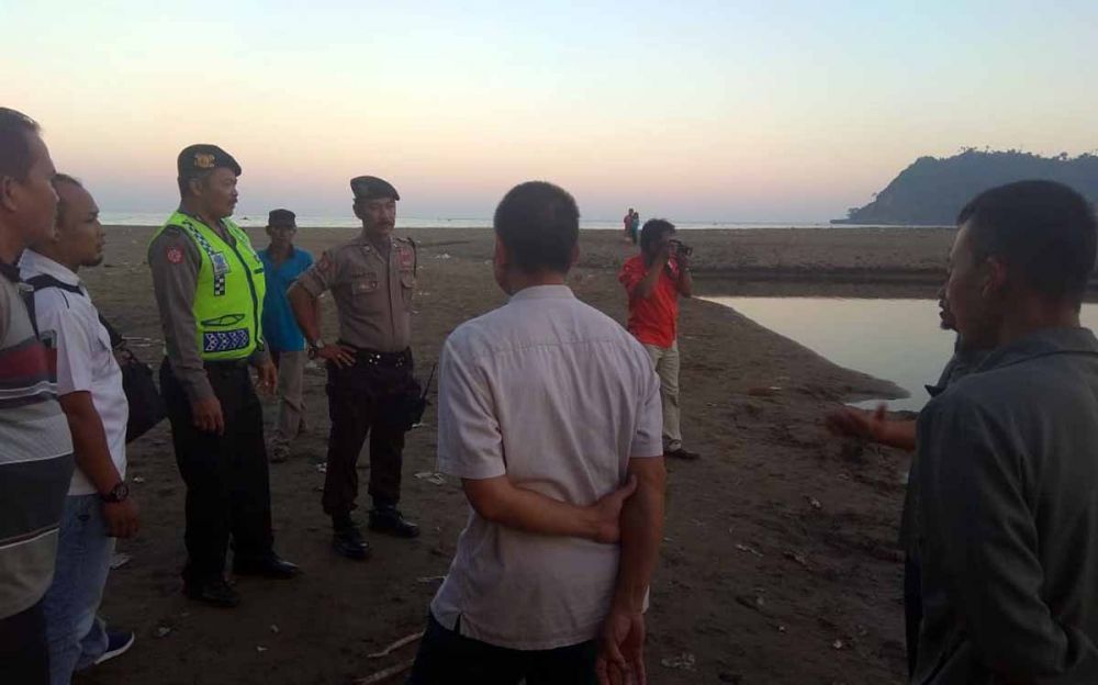 Polisi mendatangi lokasi tewasnya korban di Pantai Sine, Tulungagung