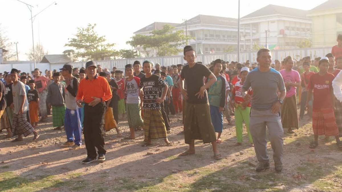 Bersarung dan Peci, 5 Ribu Santri di Probolinggo Senam Goyang Dayung