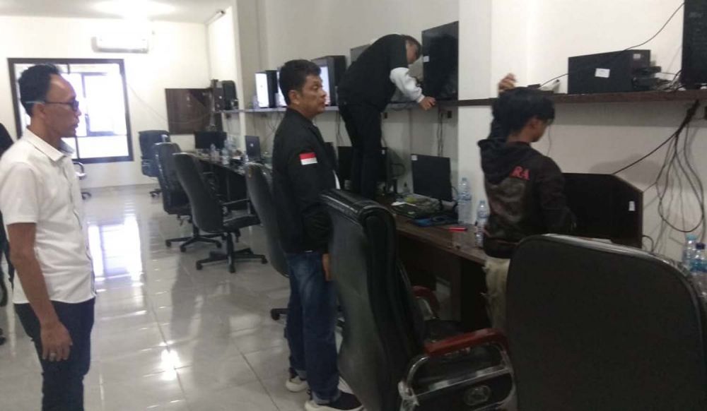 Sarang sindikat hacker lulusan SMK di Jalan Balongsari Tama Blok C-1, Surabaya saat digerebek Tim Subdit Siber Ditreskrimsus Polda Jatim