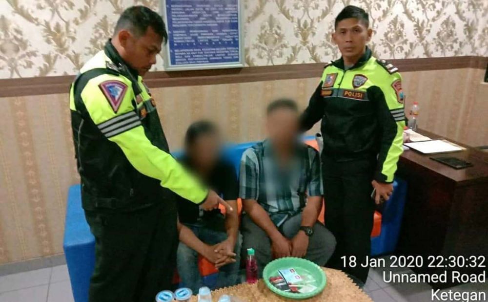 Dua pria yang tepergok nyabu di dalam mobil di Rest Area Tol Sidoarjo diamankan anggota Sat PJR Polda Jatim