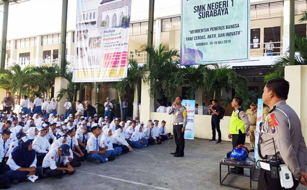 Kasatlantas Polrestabes Surabaya, AKBP Eva Guna Pandia memberikan sosialisasi kepada siswa baru di SMKN 1
