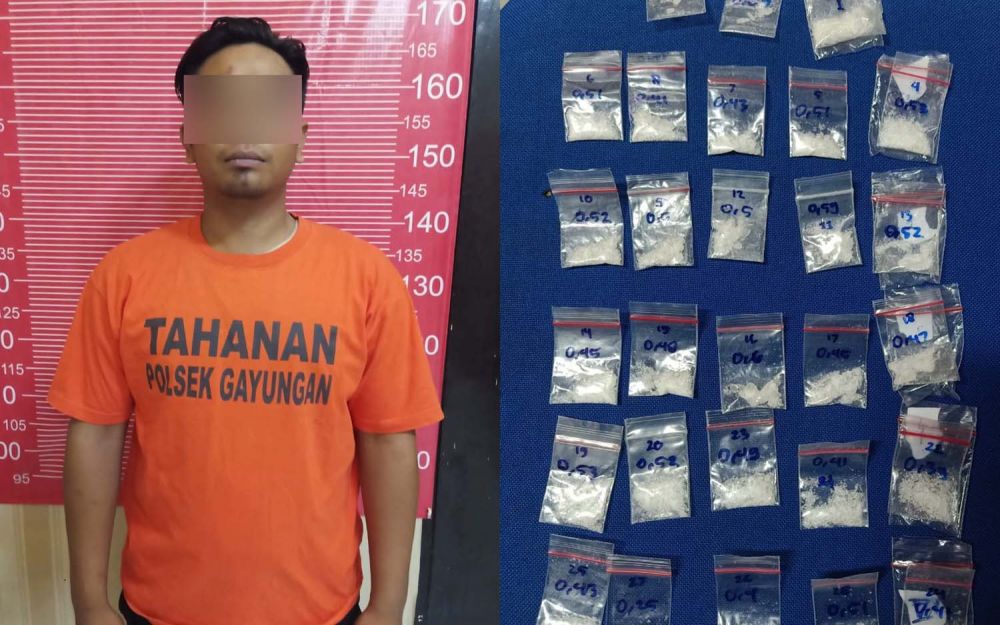 Kolase satpam dan sabu yang diedarkannya diamankan di Mapolsek Gayungan, Surabaya