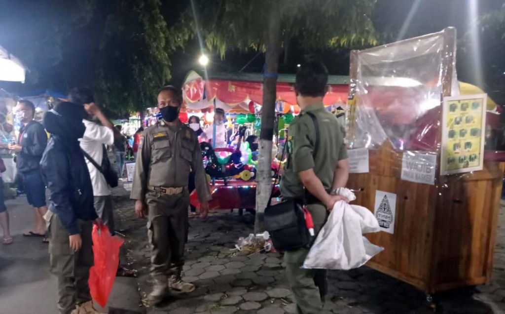 Anggota Satpol PP Magetan saat berpatroli di alun-alun