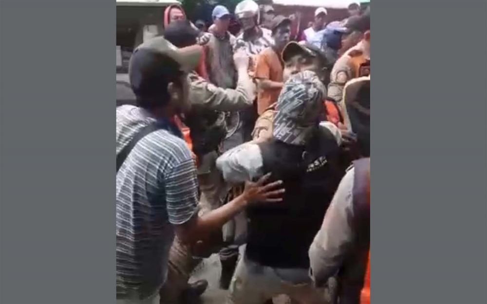 Satpol dipukul saat tertibkan PKL di Surabaya (Foto: tangkapan layar video yang beredar)
