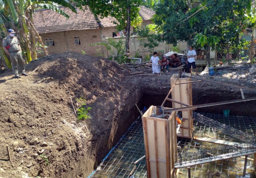 Satpol PP Kota Pasuruan hentikan pembangunan tower seluler di Kecamatan Bugul Kidul