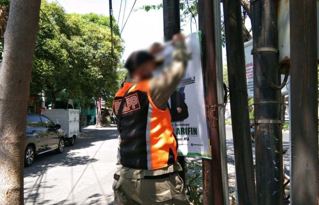 Satpol PP copot banner Machfud Arifin-Mujiaman di kawasan Surabaya barat (Foto: Istimewa)
