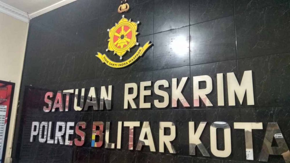 Satreskrim Polres Blitar Kota memeriksa pemilik akun FB yang menghina Presiden Jokowi