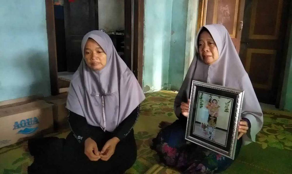 Keluarga menunjukkan foto semasa hidup  Meisha (5) warga Desa Joresan, Kecamatan Jetis, Ponorogo yang meninggal karena demam berdarah