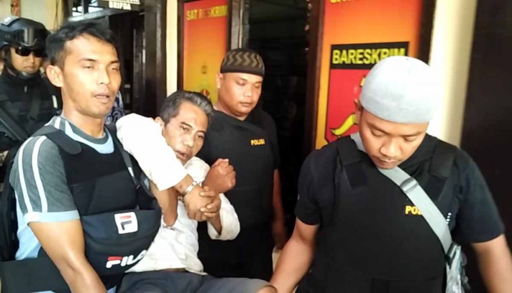 Mat Sumar dibopong polisi setelah kedua kakinya ditembak