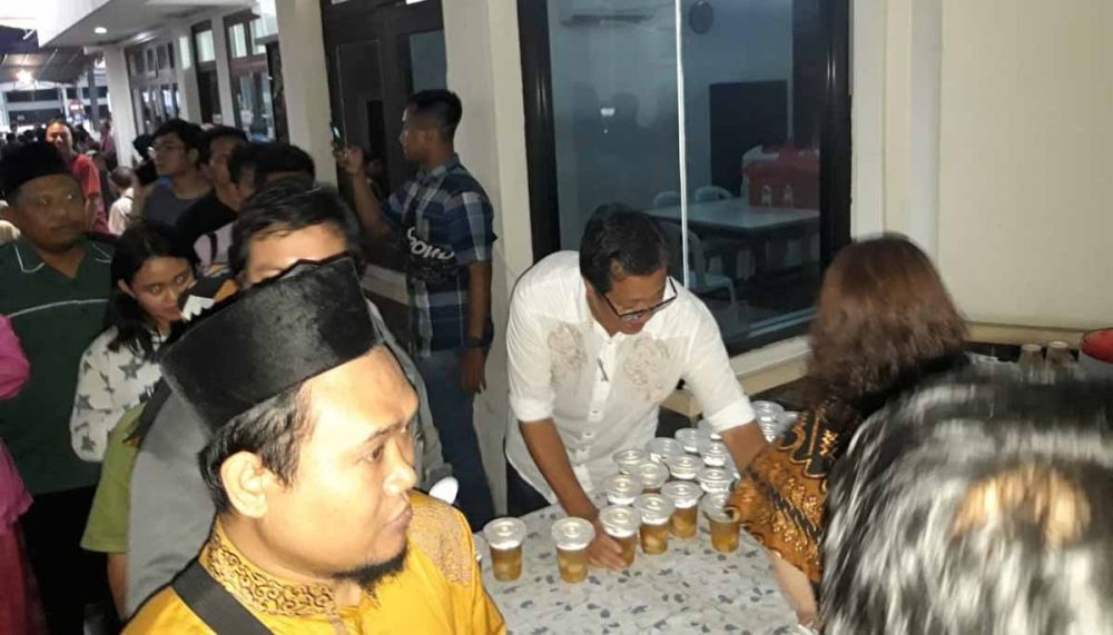 Umat muslim dan jemaat gereja bersatu mengenang tragedi bom Surabaya di  Gereja Santa Maria Tak Bercela, Jalan Ngagel Madya No.1, Surabaya