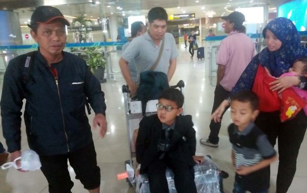 Satu keluarga asal Trenggalek korban kerusuhan Wamena, Papua saat dijemput sejumlah pejabat Pemkab Trenggalek di Bandara Juanda