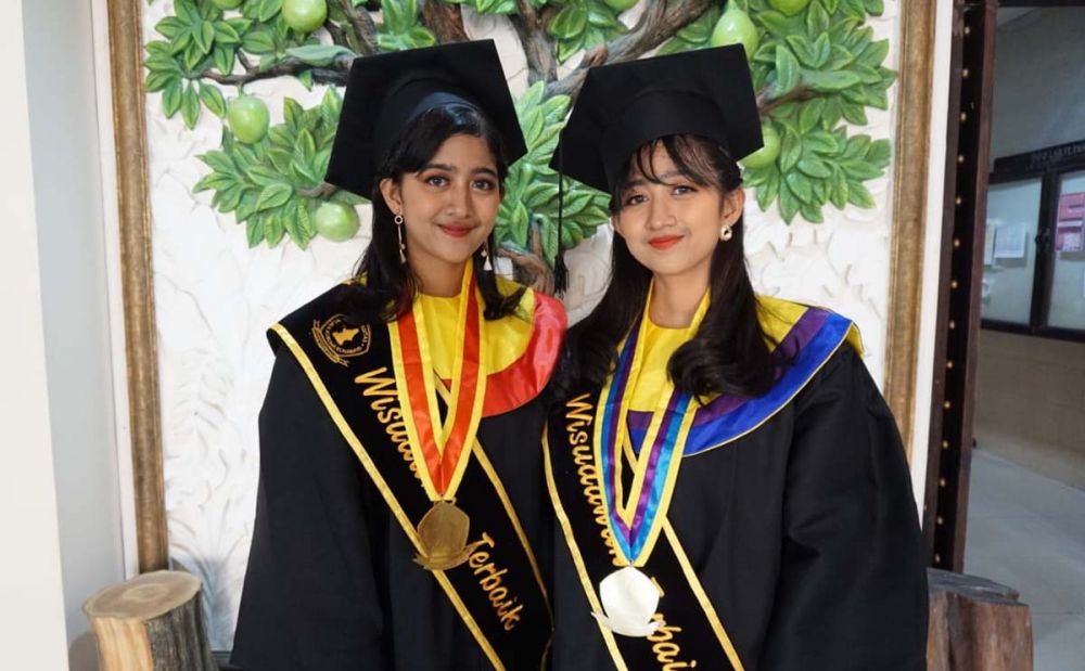 Oczaphiera Suryaningtyas dan Oczypharie Ratnadityas, saudara kembar lulusan cumlaude di UWK Surabaya (foto: Fajar Mujianto/jatimnow.com)