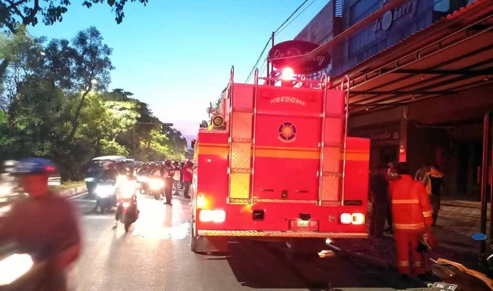 Petugas pemadan kebakaran memadamkan api di ruang sauna De Berry Karaoke, Surabaya