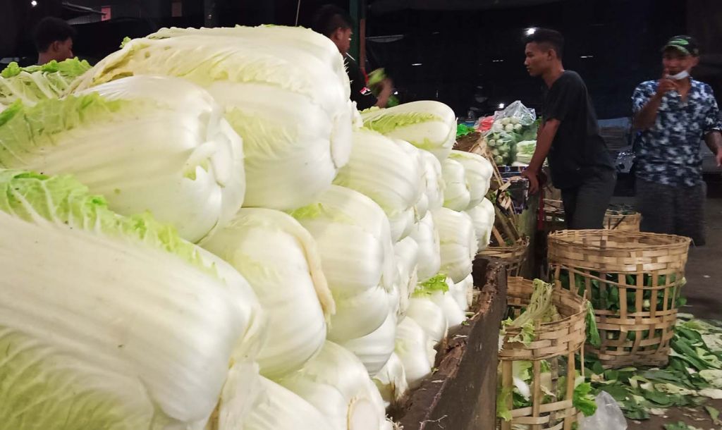 Sawi putih tersedia di salah satu lapak pedagang PIOS