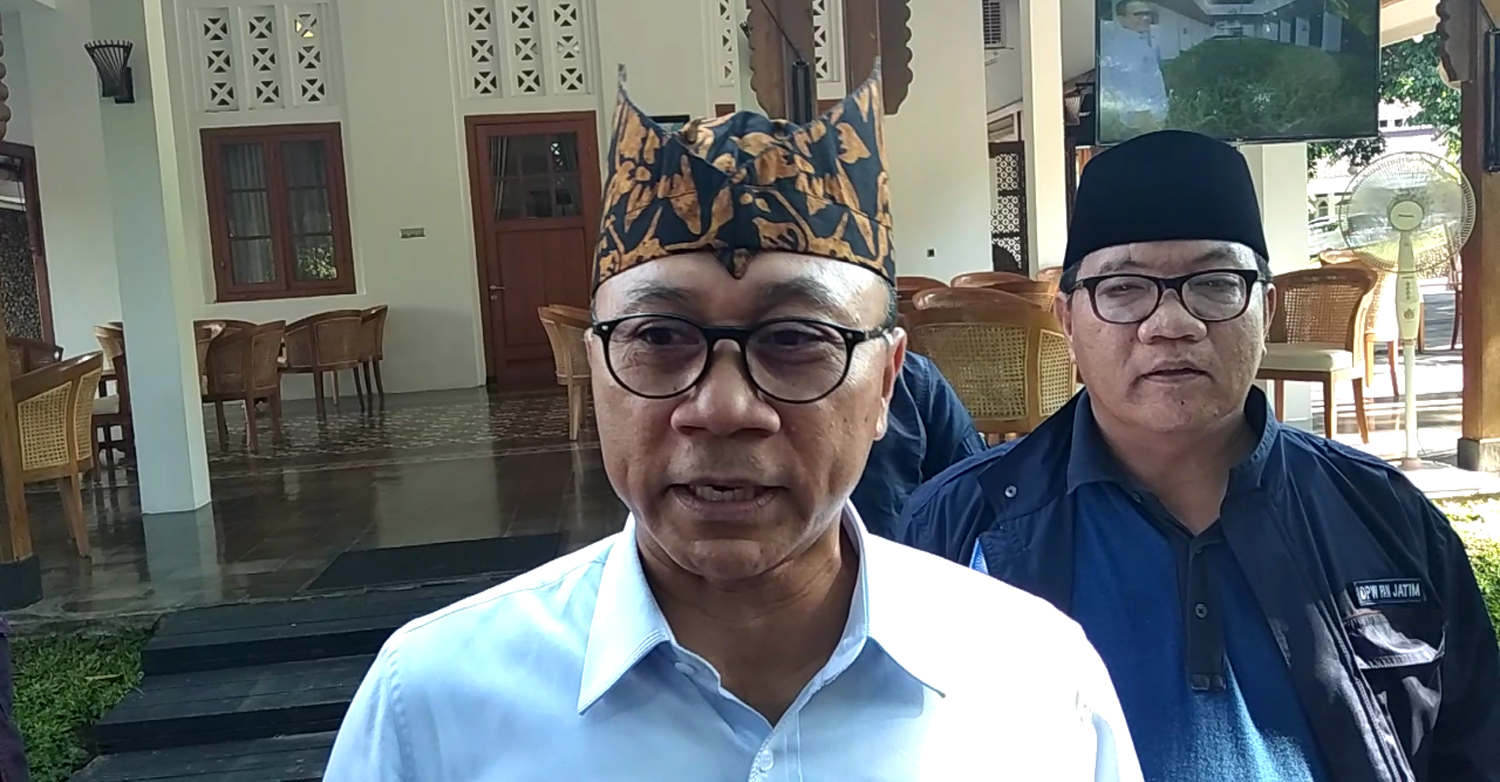  Zulkifli Hasan didampingi Ketua DPW PAN Jatim Masfuk