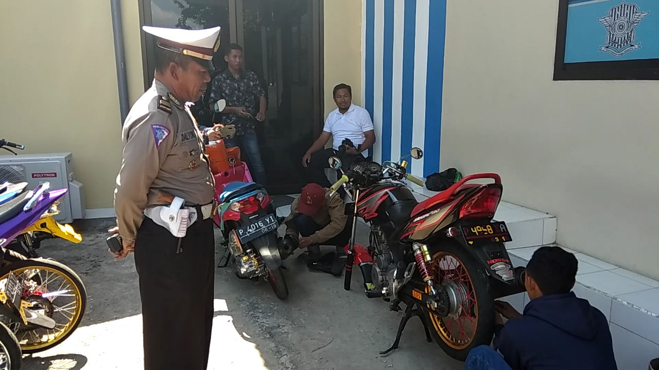 KBO Satlantas Polres Banyuwangi, Iptu Dalyono saat mengawasi pemilik motor yang sudah dimodifikasi.