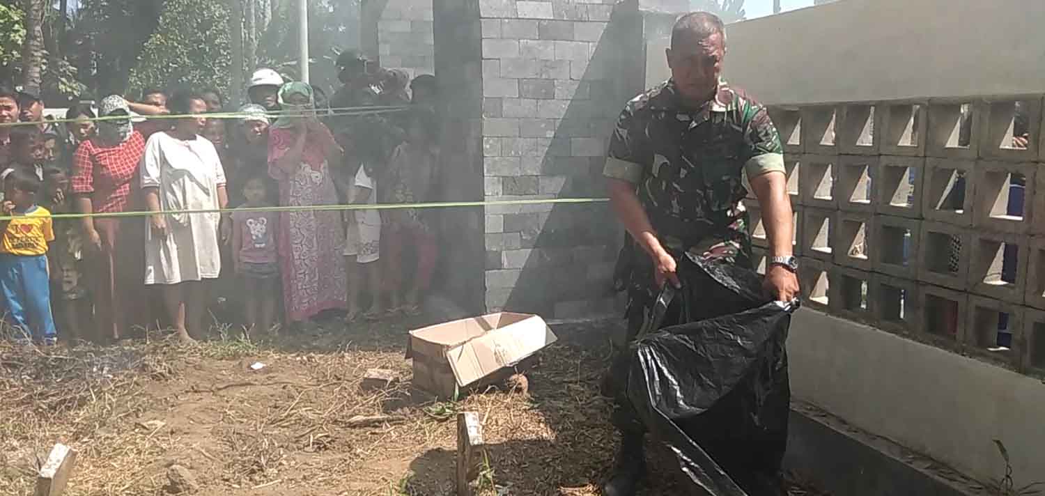 Bhabinsa Pondok Nongko, Ahmad Fauzi menunjukkan temuan bungkusan diduga berisi orok