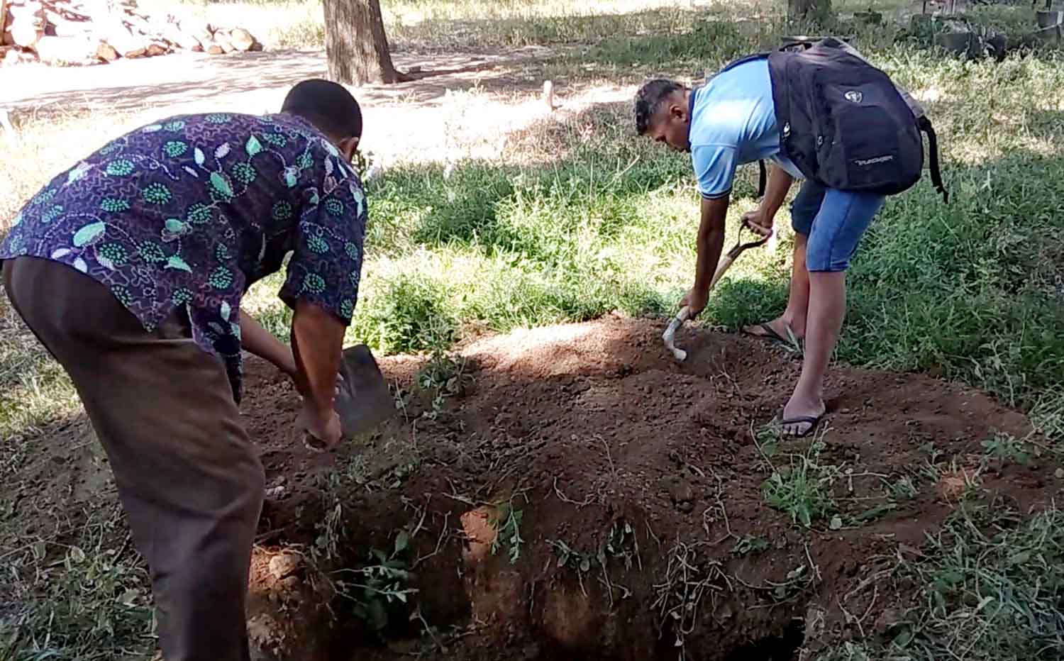 HY (baju biru laut) saat memakamkan potongan kaki di TPU RSUD Blambangan