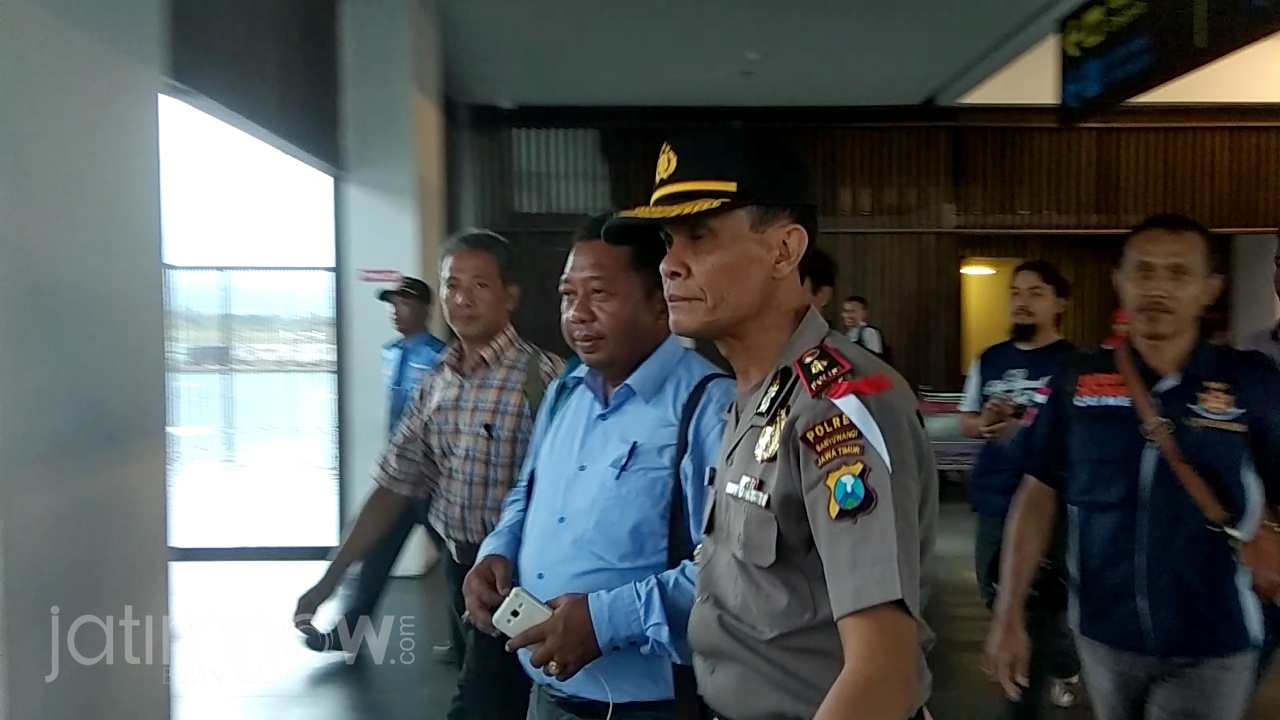 Basuki Rahmat (baju biru) diamankan Kapolsek Rogojampi Kompol Suharyono di Bandara Banyuwangi/Foto: Istimewa