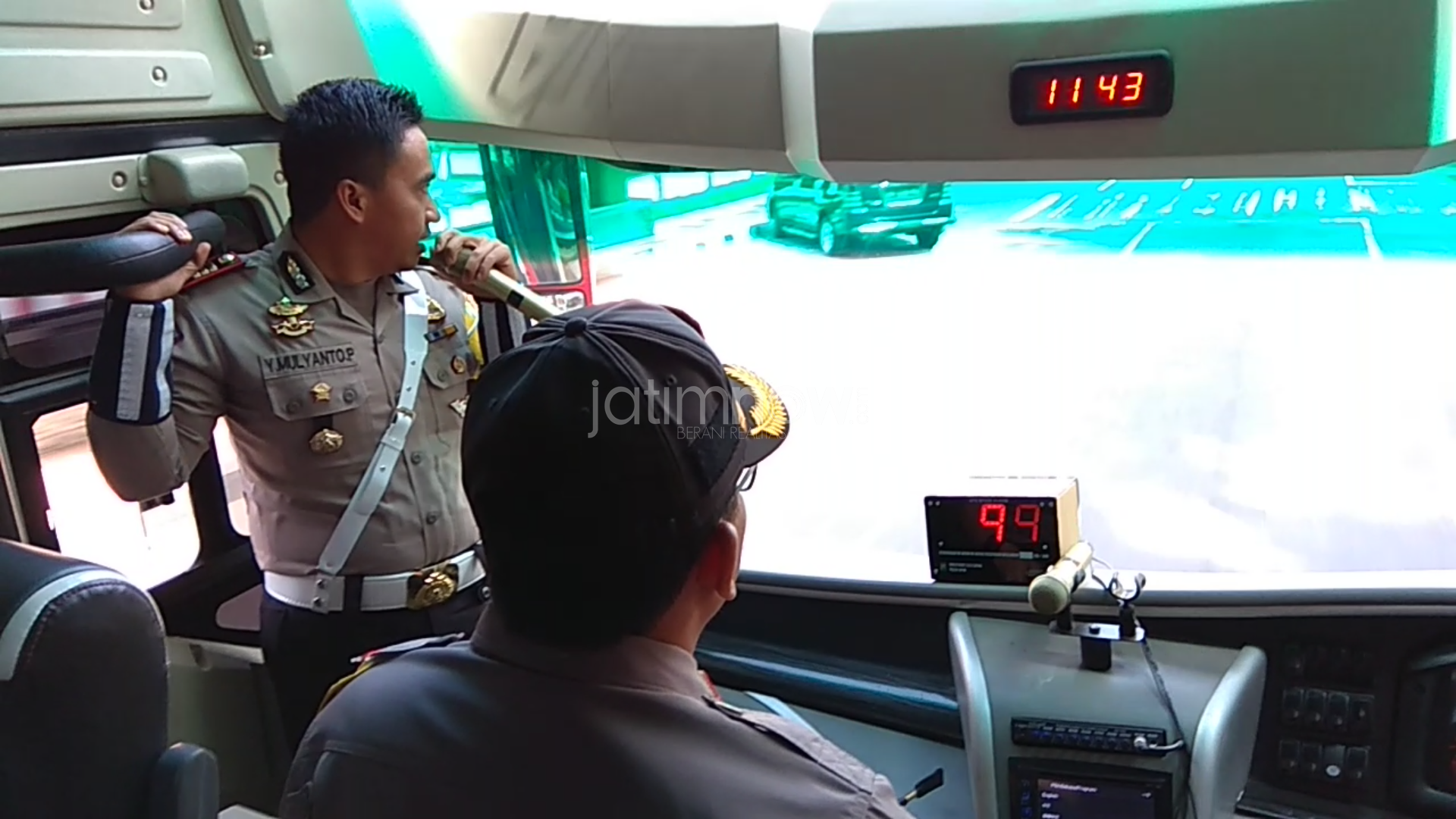 Petugas menunjukkan speed alarm./Foto: CF Glorian.