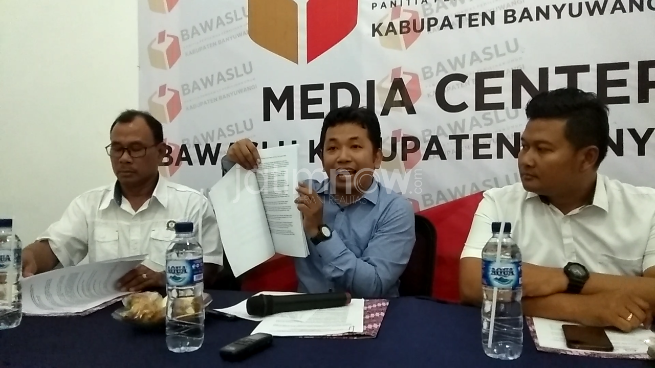 Ketua Panwaslu Banyuwangi Hasyim Wahid membacakan hasil kajian Gakkumdu./Foto: Hafiluddin Ahmad.