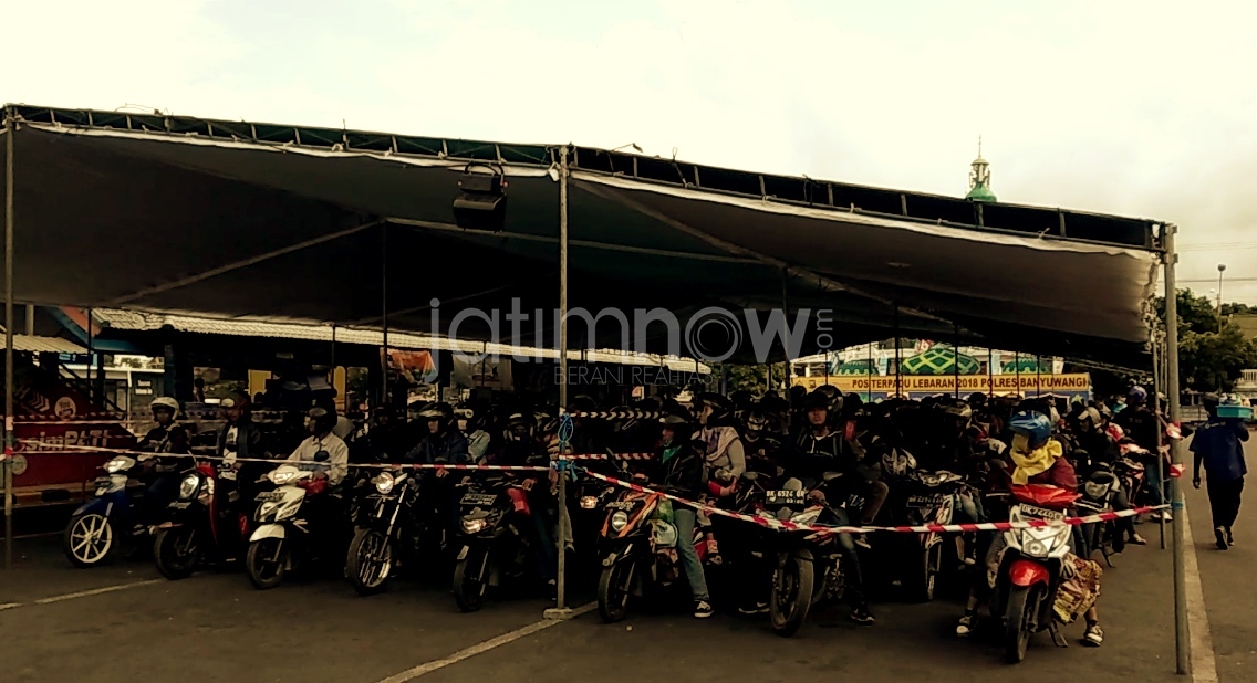 Antrean kendaraan roda dua yang hendak bergerak ke Pulau Bali./Foto: Hafiluddin Ahmad.