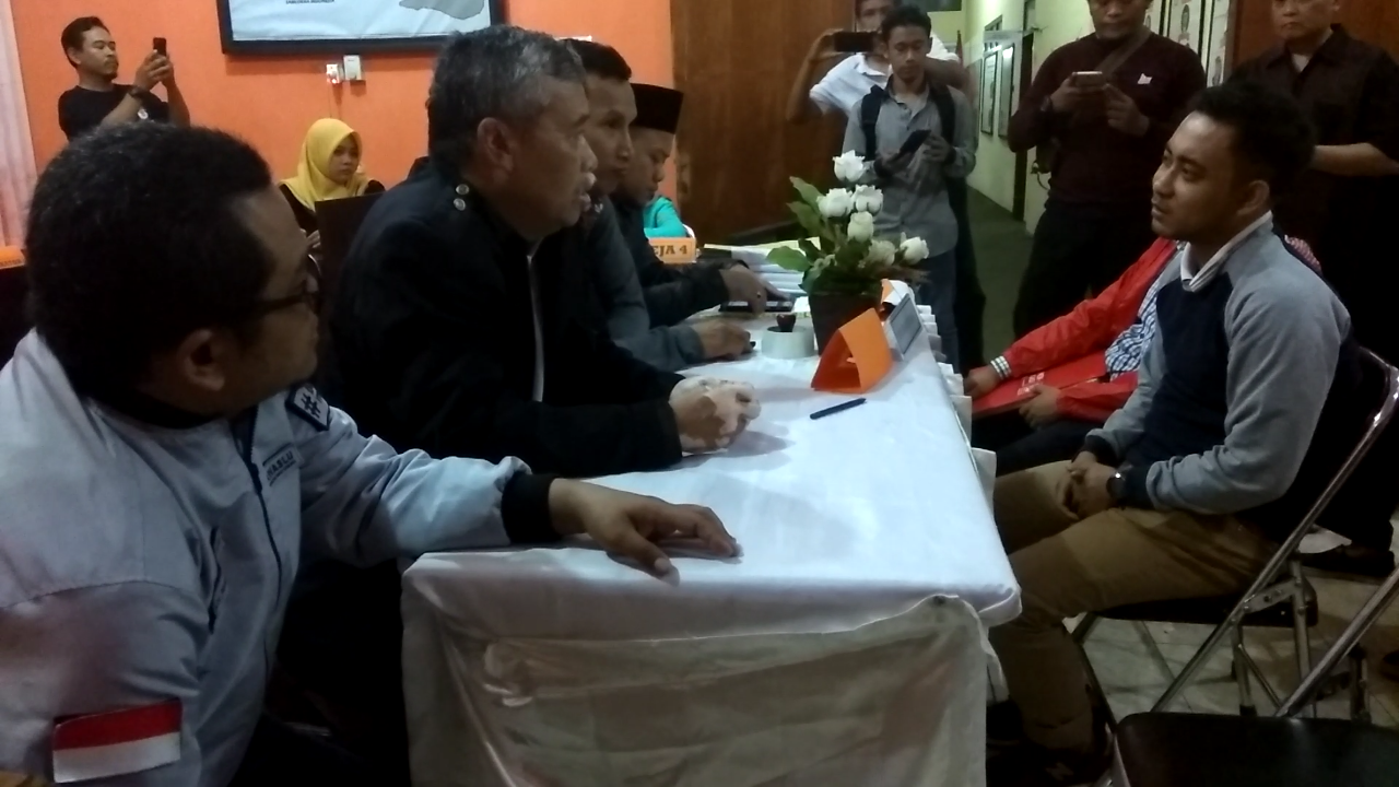 Pengurus PSI saat di KPU Banyuwangi.