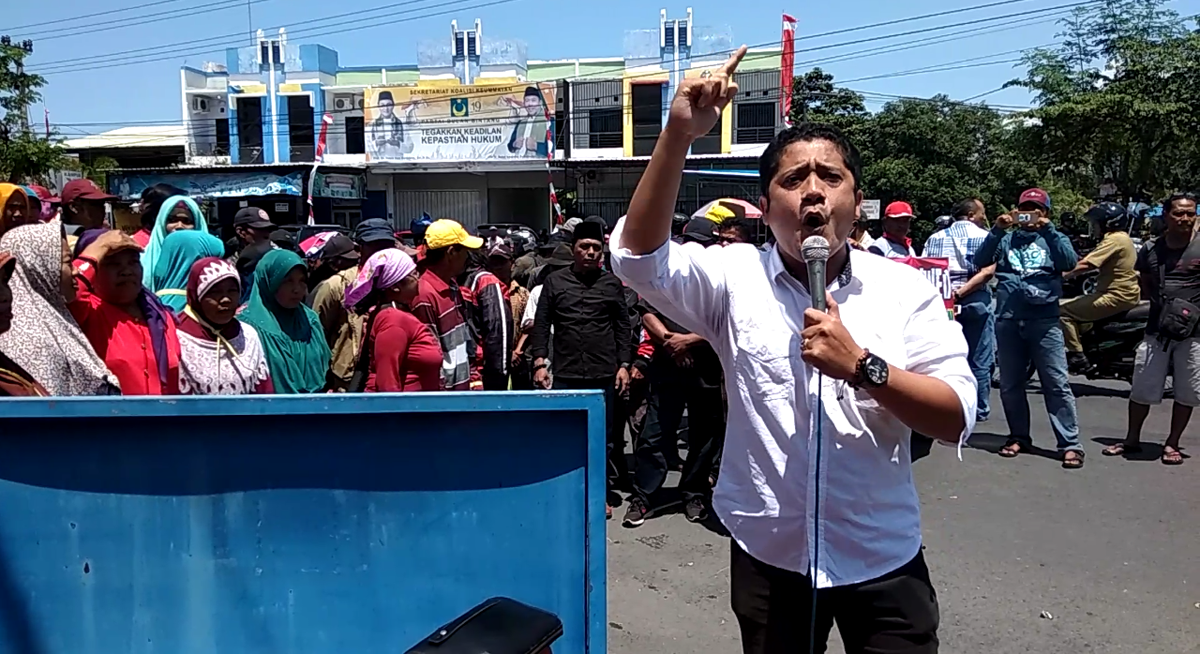 Aliansi Rakyat Banyuwangi (ARB) saat berorasi di depan Mapolres
