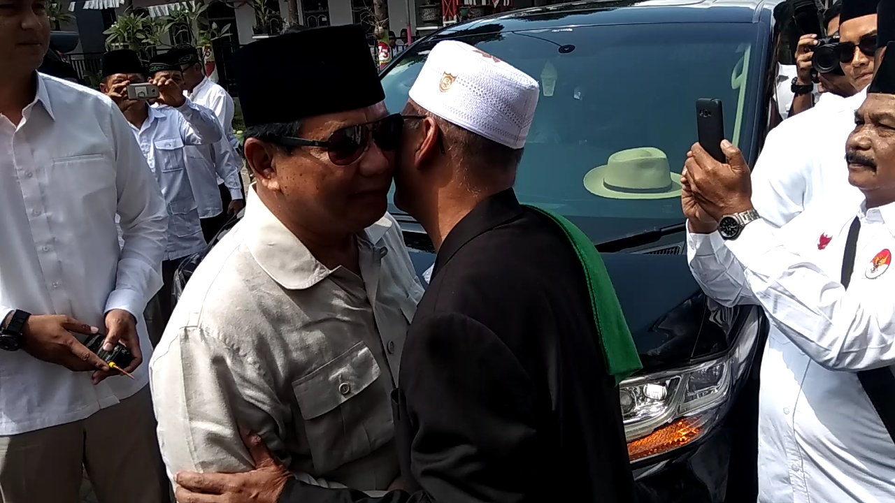 Ribuan Santri Blokagung di Banyuwangi Sambut Prabowo dengan Selawat