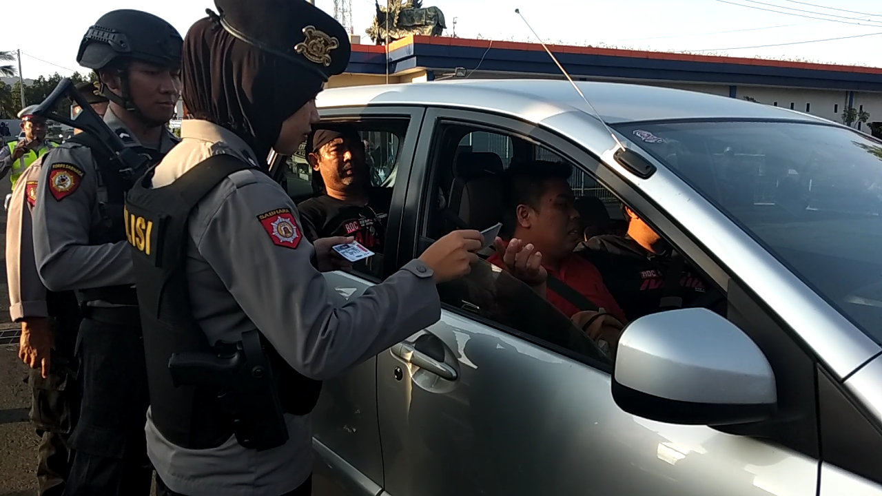 Petugas melakukan pemeriksan terhadap kendaraan di Pelabuhan Ketapang