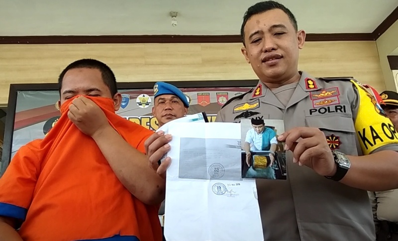 Kapolres Banyuwangi AKBP Donny Adityawarman saat membeberkan barang bukti dan tersangka, Rabu (17/10/2018).