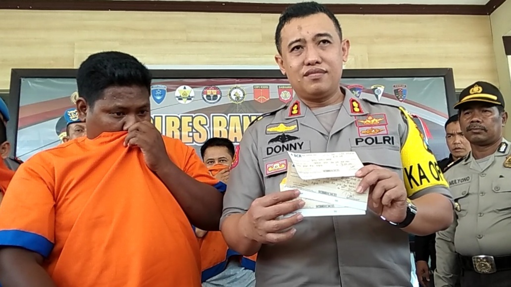 Kapolres Banyuwangi AKBP Donny Adityawarman memberikan keterangan pers.