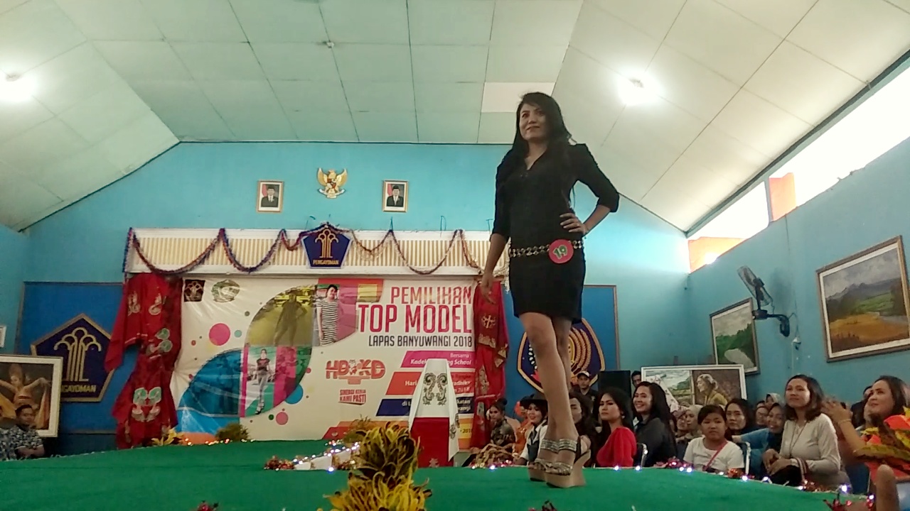 Salah satu peserta cewek nomor 19 saat bergaya di catwalk.
