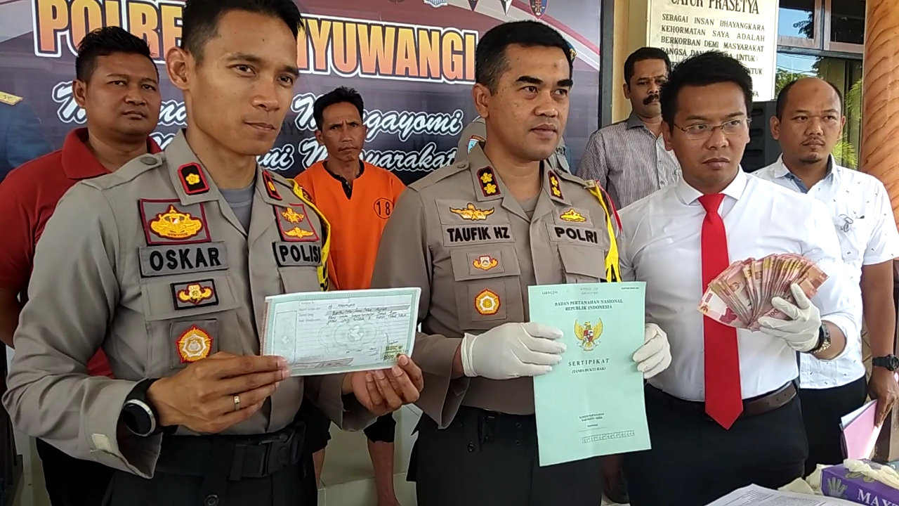 Petugas menunjukkan barang bukti 