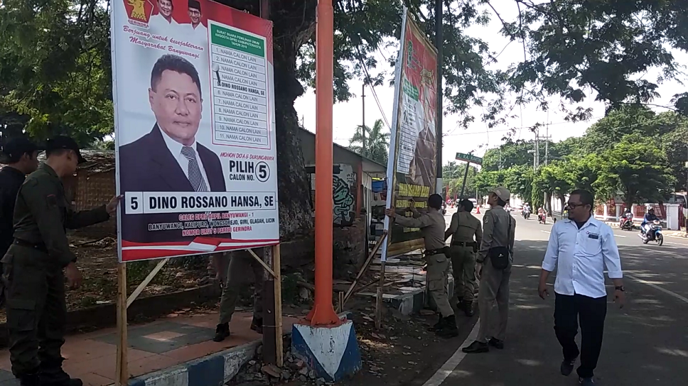 Penertiban APK dan BK oleh Bawaslu Kabupaten Banyuwangi dilakukan oleh tim gabungan.