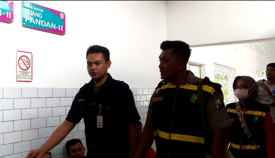 Tim Labfor yang mengunjungi pasien akibat miras oplosan