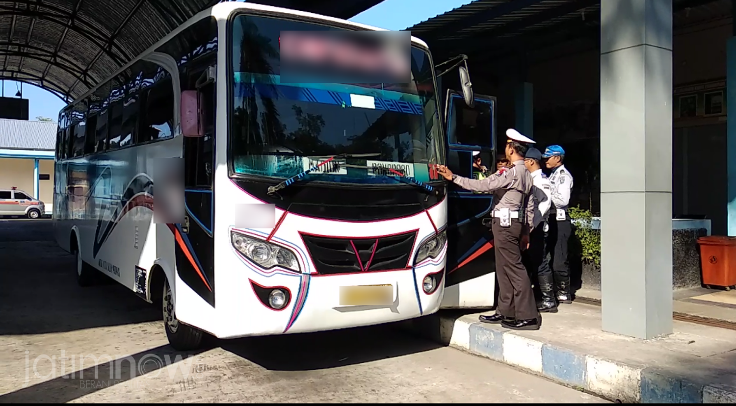 Petugas gabungan melakukan pemeriksaan pada salah satu bus./Foto: Mita Kusuma