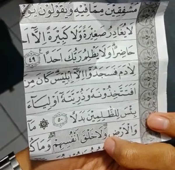 Potongan kertas berisi tulisan Arab.