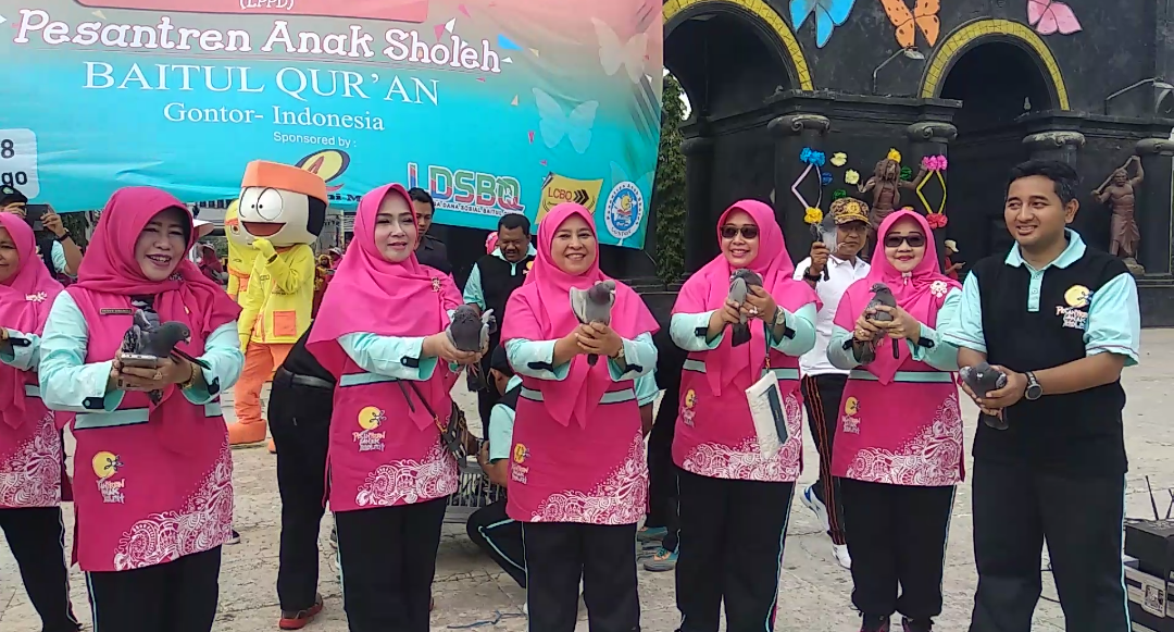 Sri Wahyuni Ipong menerbangkan burung dara dalam acara senam kepompong, Rabu (19/9/2018)