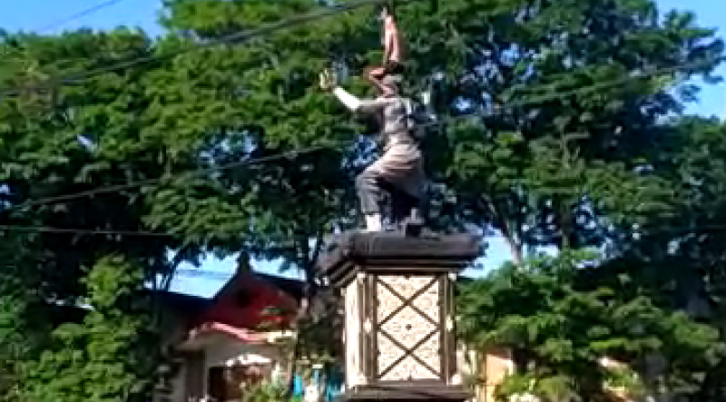 Gegerkan Warga Ponorogo, Pendukung Salah Satu Capres Panjat Patung