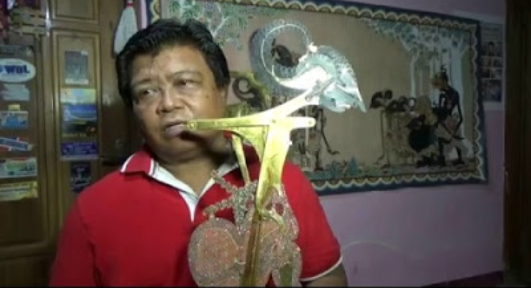 Isyanto bersama hasil karyanya wayang berlapis emas