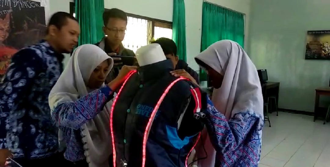 Else Winda Sari dan Radeva Chanika, pelajar kelas VIII SMPN 1 Jetis, Ponorogo dan rompi cerdas ciptaannya